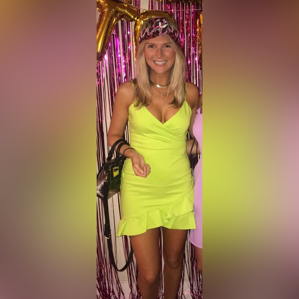 Lulu’s bright green mini dress